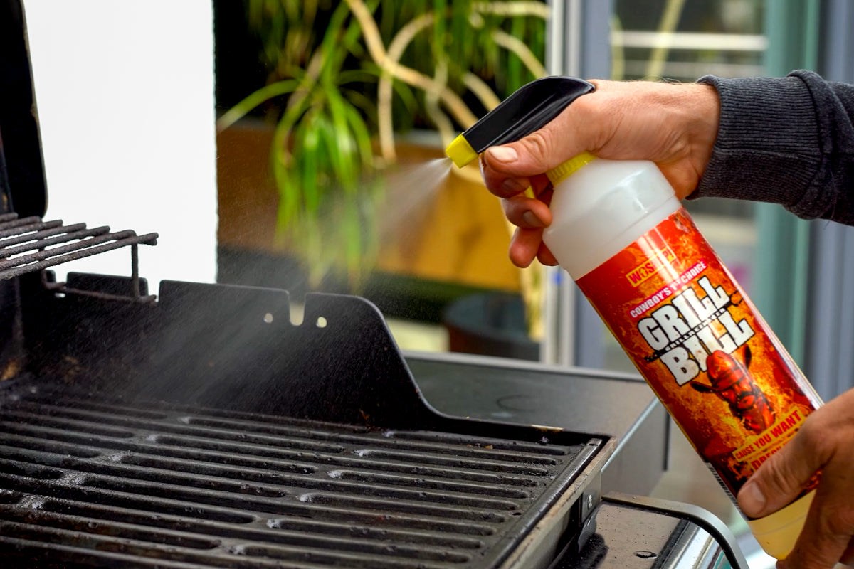 Grill Bill in der Anwendung auf Grillrost