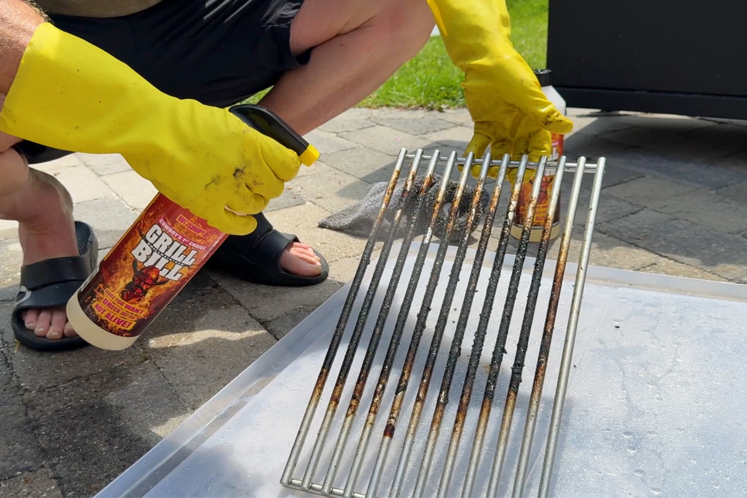 Grill Bill reinigt Grillrost